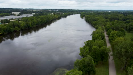 grand rapids, michigan, grand river luft-drohnen-aufnahmen im riverside park