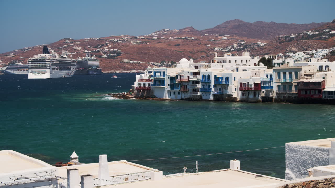 día ventoso en la bahía en la ciudad de mykonos, grecia con cruceros en bg