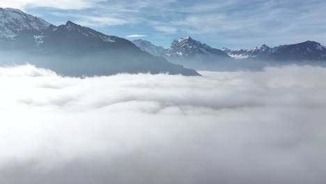 Wolkenverhangene-Walenseeberge-In-Heiterer-Pracht