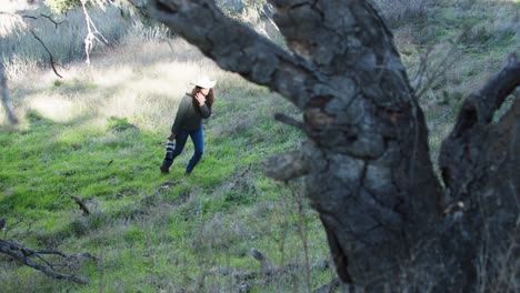 Mujer-Fotógrafa-Vagando-Por-El-Bosque-Tomando-Fotografías