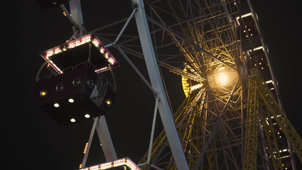 밝은 페리스 이 놀이 공원에서 밤에 회전하고 있습니다.