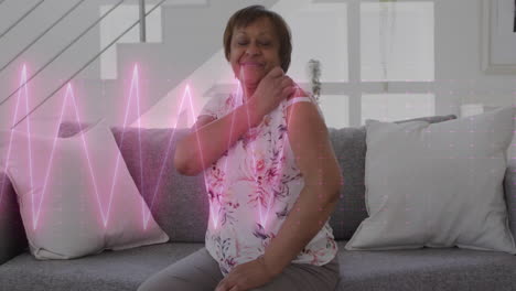 animación de cardiógrafo sobre una mujer biracial anciana con parche en el brazo