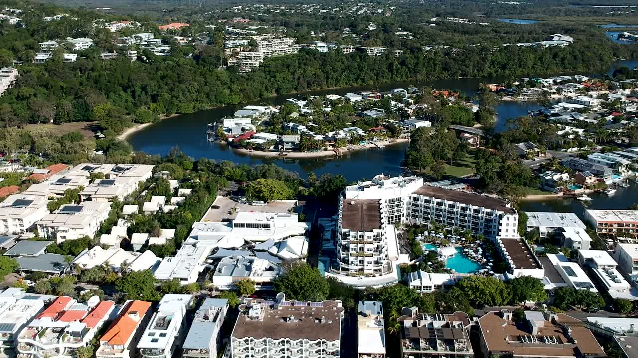 Panoramica aerea lungo la spiaggia principale di Noosa e la città di Noosa, Noosa Heads, Queensland, Australia