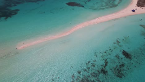 Die-Nach-Oben-Geneigte-Luftaufnahme-Des-Korallenriffs-Zeigt-Tropische-Sandbankwellen,-Die-Auf-Den-Sand-Stürzen,-Los-Roques