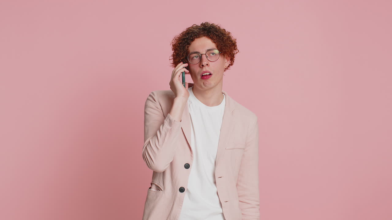 무관심한 피곤한 남자가 스마트폰에서 지루한 대화, 온라인 대화, 다을 하고 있다.