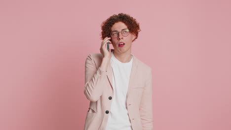 desinteresado hombre cansado teniendo molesto conversación aburrida en el teléfono inteligente conversación en línea pelea