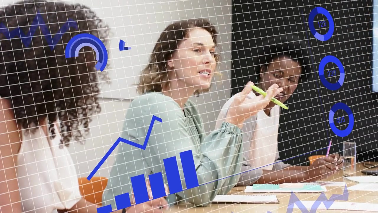 Mujer en el centro levantando bolígrafos y liderando una reunión de negocios, gráficos azules superponiéndose, equipo tomando notas