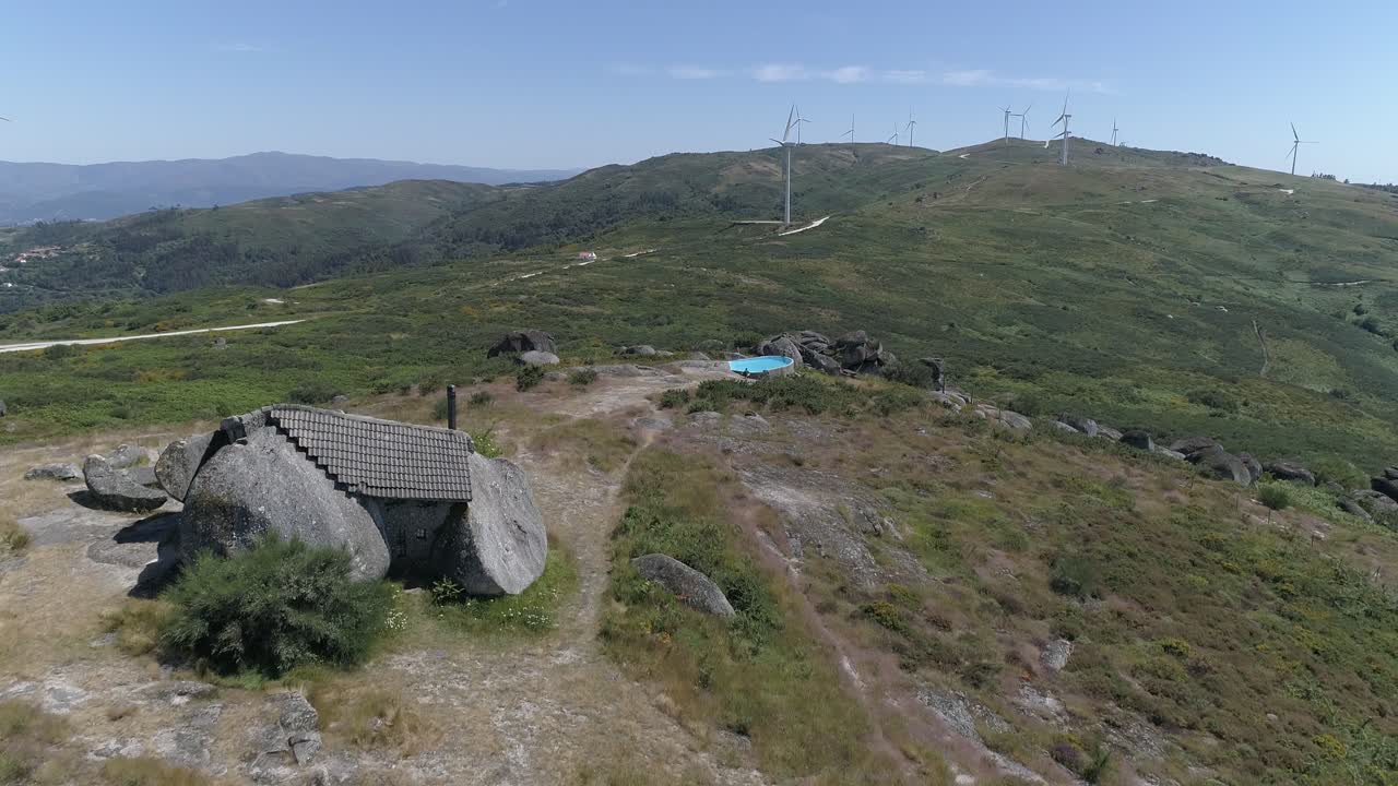 풍차 와 함께 산 에 있는 집 의 공중 전망