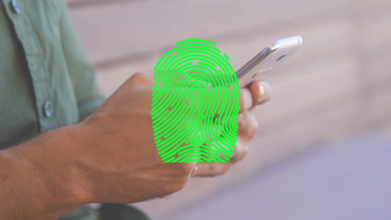 animación de la huella dactilar sobre un hombre biracial usando un teléfono inteligente