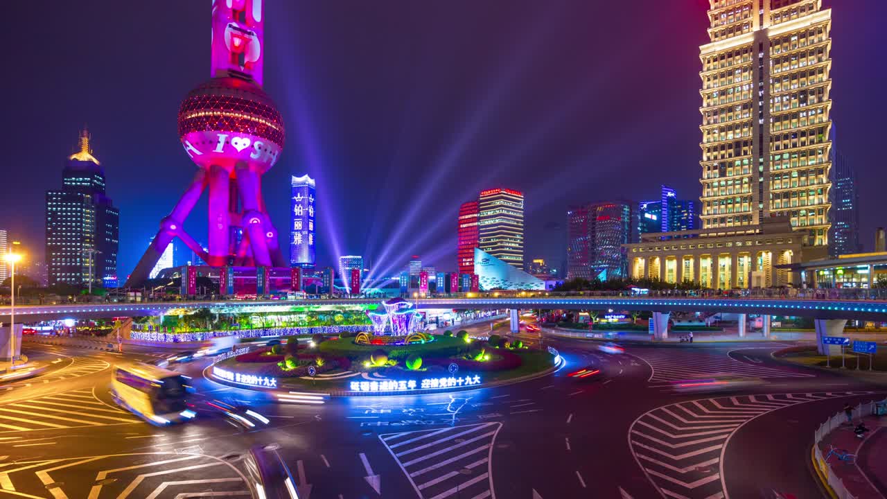 noche iluminada shanghai famosa perla torre oriental círculo de tráfico panorama 4k lapso de tiempo china