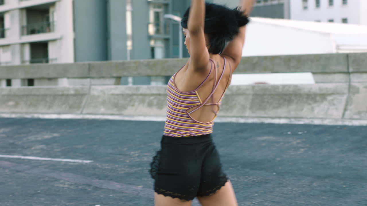 bailarina contemporánea profesional que expresa