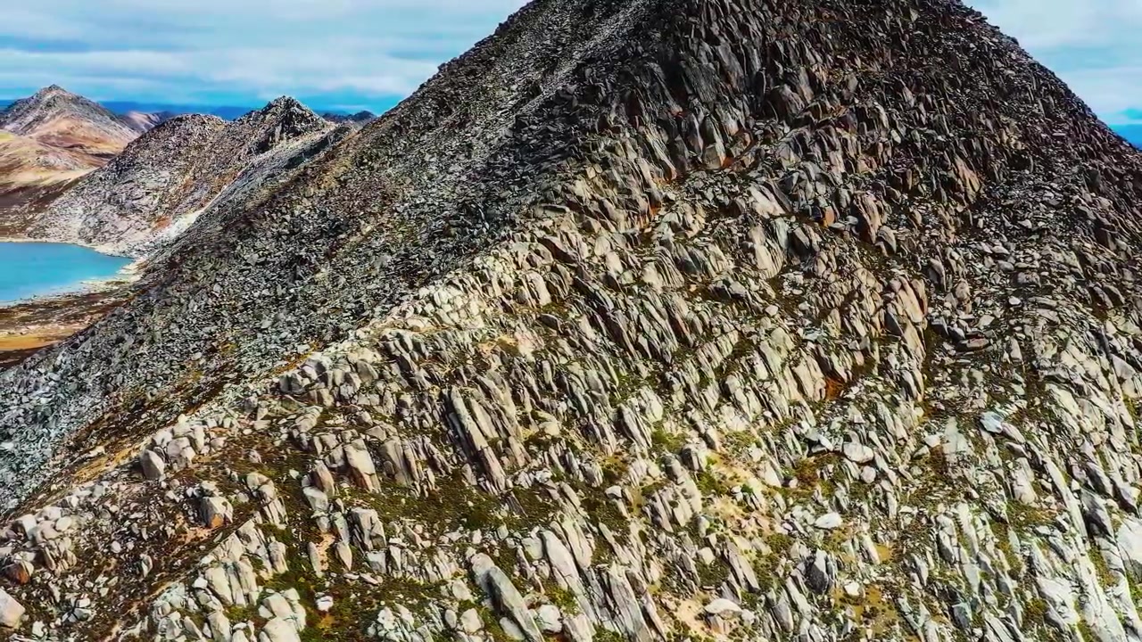 Una ripresa cinematografica con drone a bassa quota che cattura la cresta granitica, stretta e frastagliata, del sentiero Knife Edge sul Monte Katahdin