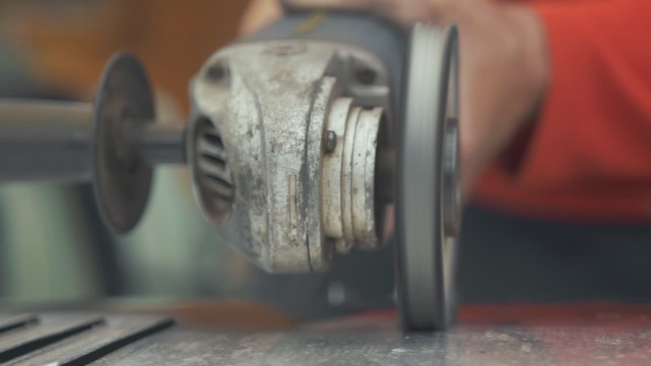 con un disco de pulido para pulir el aluminio