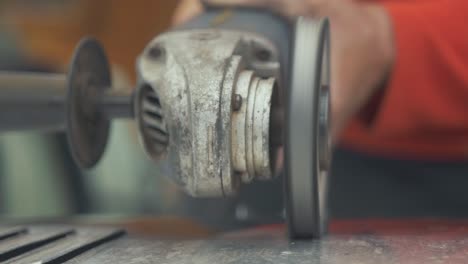 con un disco de pulido para pulir el aluminio