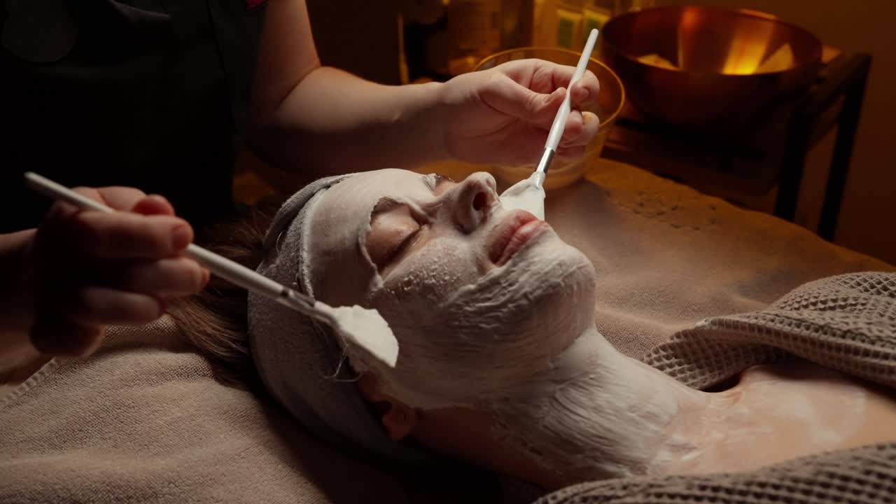 Mulher Recebendo um Tratamento Facial Relaxante com Máscara em um Spa