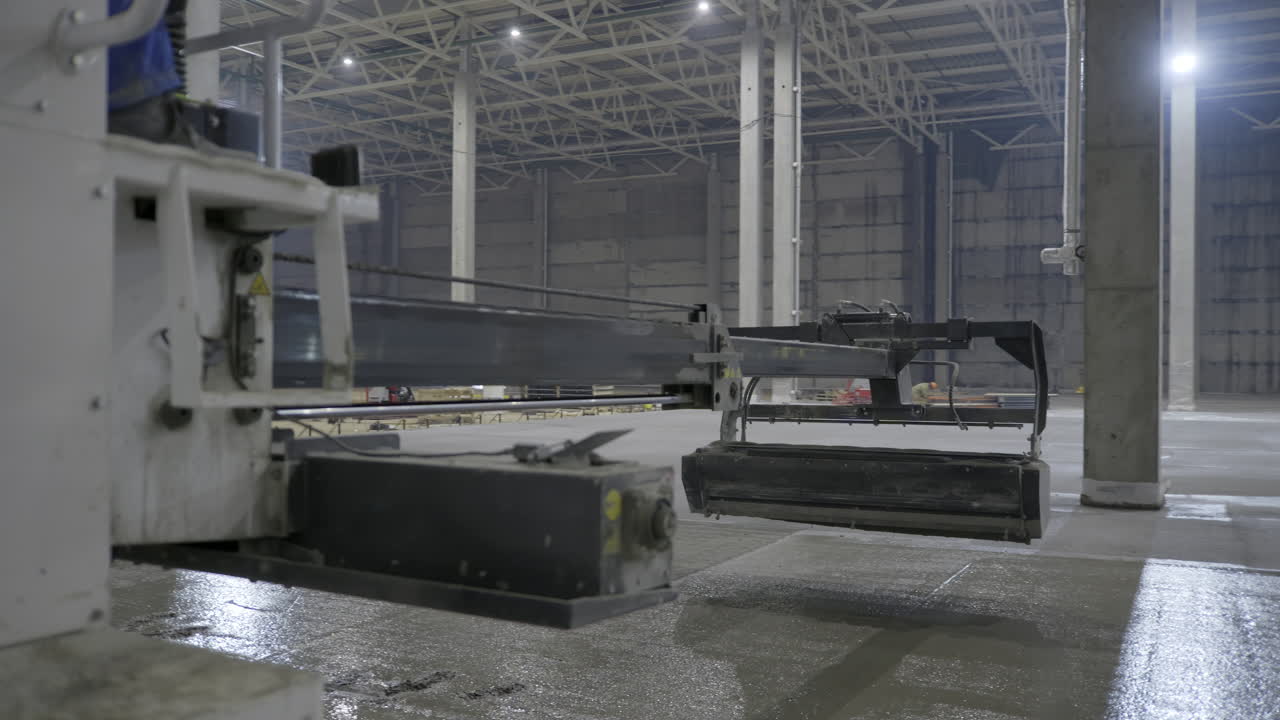 бетонный пол в большом промышленном здании