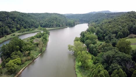 Pommes-Virginia.-Neuer-Fluss-Oberhalb-Des-Textilfabrikstandorts