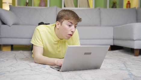 el joven está desconcertado en casa en la computadora portátil.