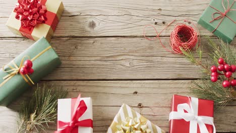 video de regalos de navidad con decoración de navidad y espacio de copia en fondo de madera