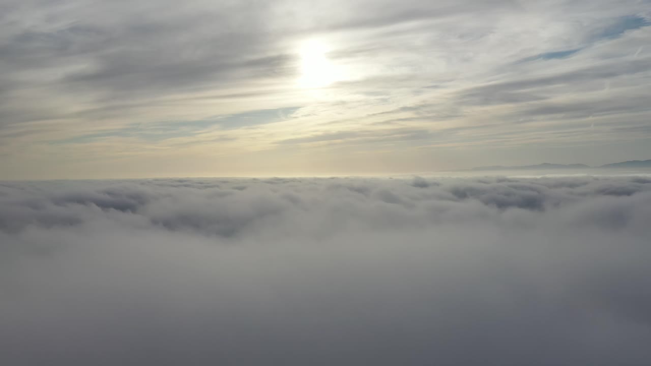 극적인 일몰 하늘을 배경으로 흰 구름 층