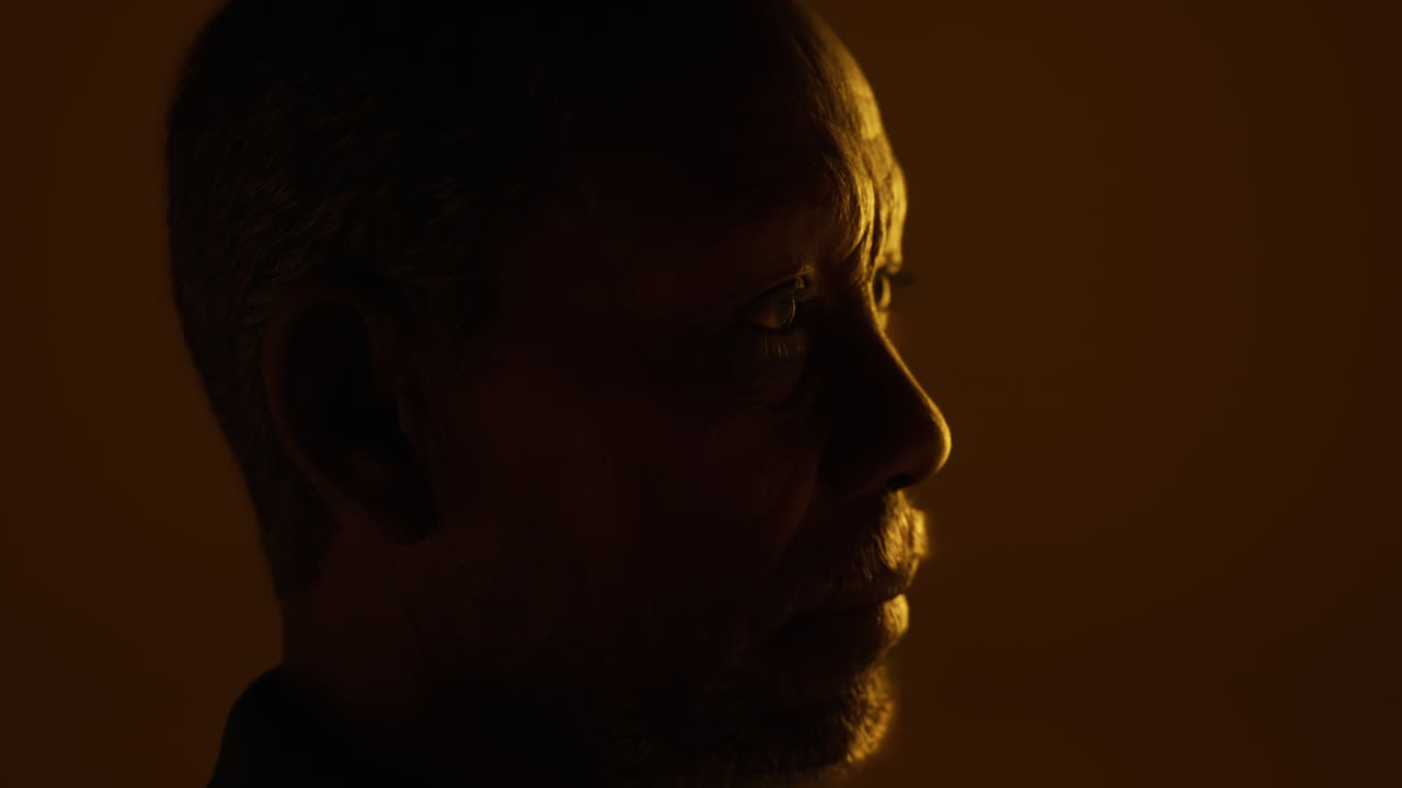 retrato de estudio de un apuesto hombre negro africano