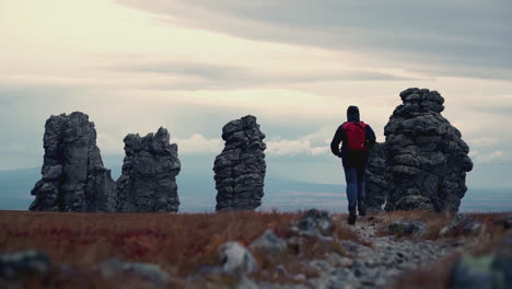 wandern durch eine gebirgige landschaft mit einzigartigen felsformationen