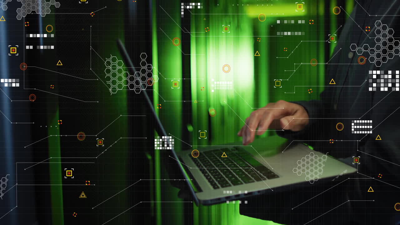 animación de procesamiento de datos digitales sobre hombre de ti afroamericano con computadora portátil por servidores de computadora