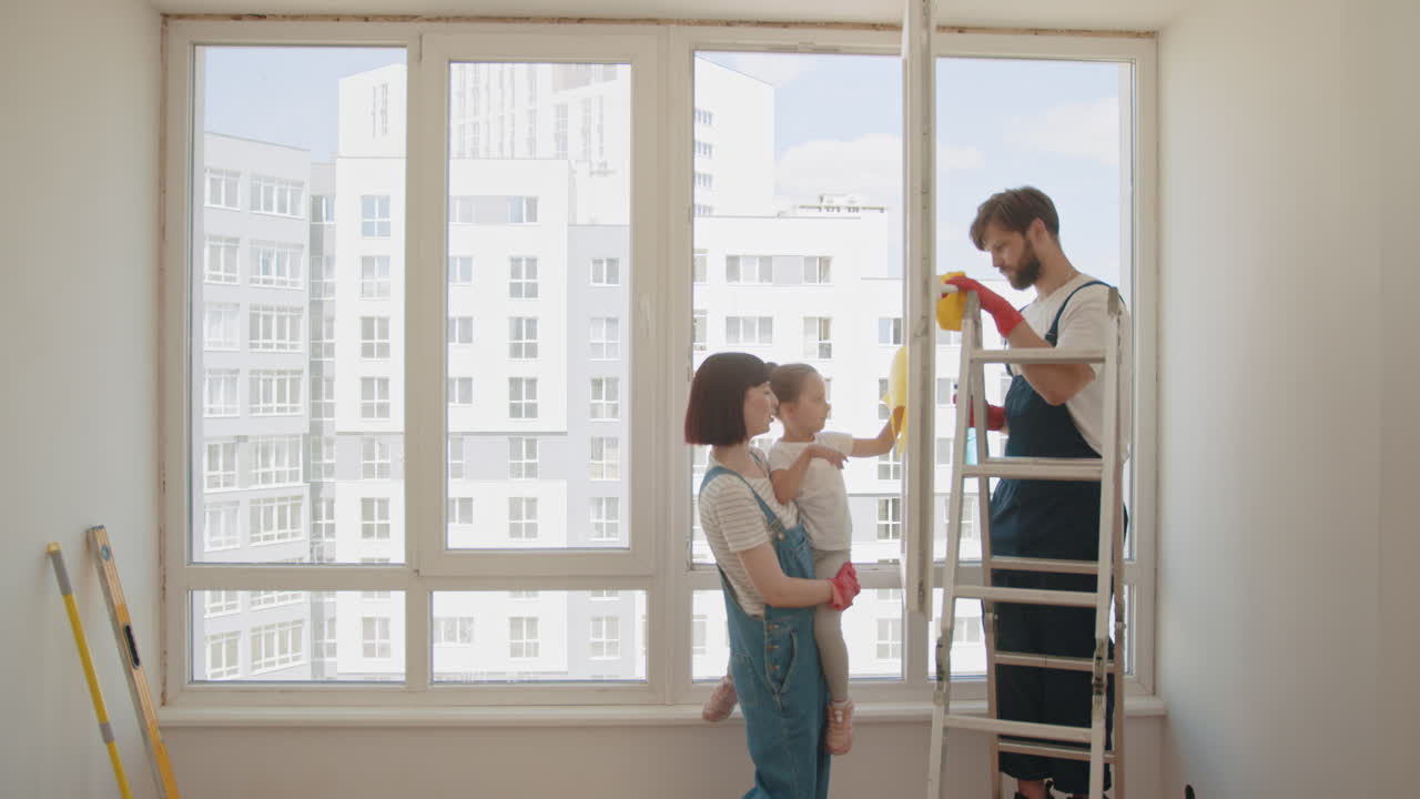 가족이 함께 창문을 청소하는 것