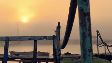 Konzeptuelle-Bilder-Zeigen-Kleine-Fischerboote,-Die-Friedlich-Auf-Der-Wasseroberfläche-Ruhen,-In-Nebel-Und-Nebel-Gehüllt-Und-Den-Geist-Des-Meereslebens-Heraufbeschwören