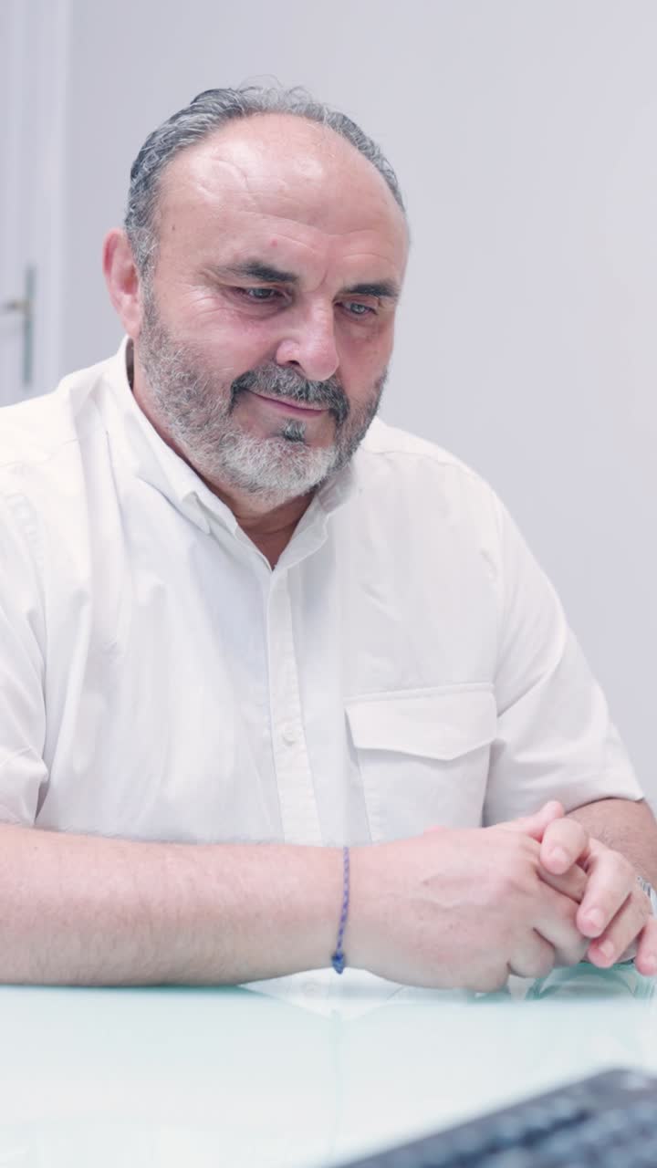 Dentista che spiega il trattamento odontoiatrico al paziente