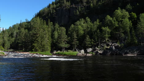 Rápidos-En-El-Valle-De-Los-Fiordos-Del-Oeste,-Cerca-De-La-Cascada-De-Rjukanfossen,-Soleado,-Día-De-Verano,-En-El-Sur-De-Noruega---Tiro-Panorámico