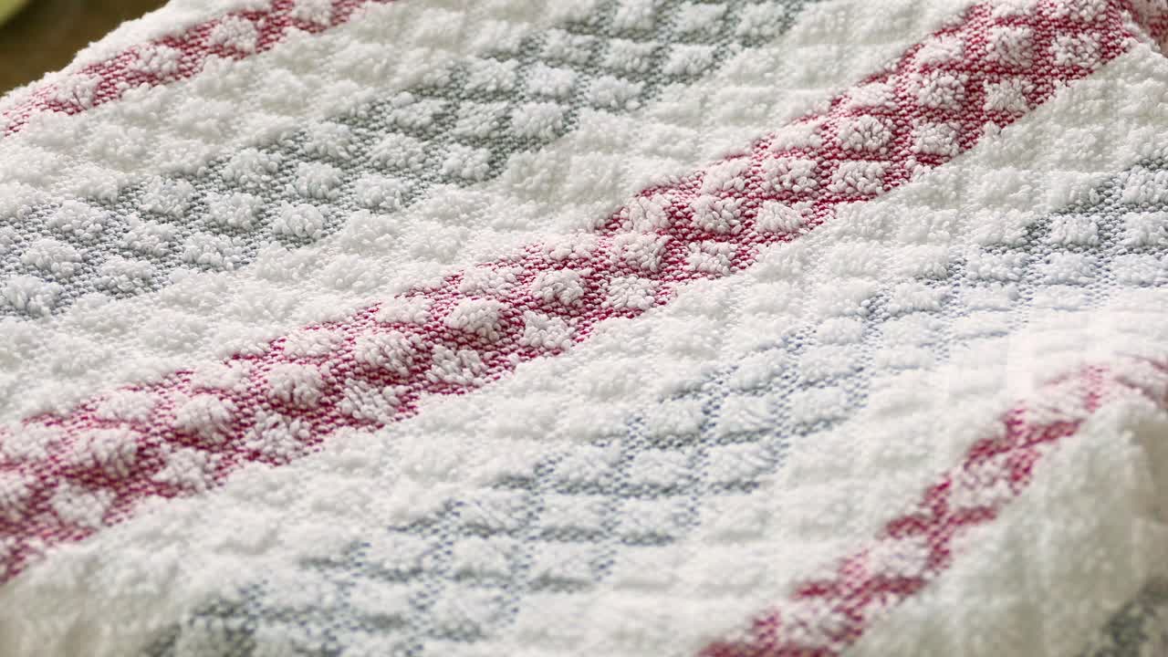 빵을 반죽하는 여성 손