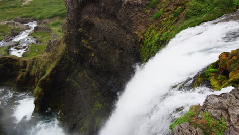 Beobachten-Des-Wasserfallstroms,-Der-Den-Steilen-Hang-Hinunterfällt,-Nahaufnahme