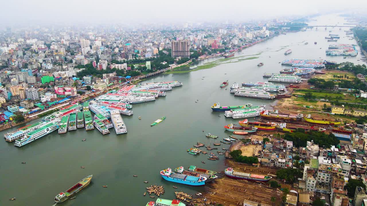 Vista aérea de uma cidade com um rio movimentado e numerosos navios