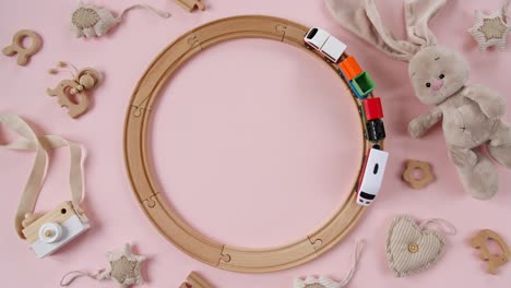 juguete infantil ferrocarril de madera. viajes en tren del niño en el ferrocarril de anillo. sala de juegos de la guardería. vista superior. espacio de copia