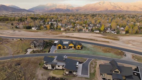 Casa-Personalizada-De-Lujo-En-Repisas-Rojas-Heber,-Ciudad,-Utah---Inclinación-Aérea-Hacia-Abajo