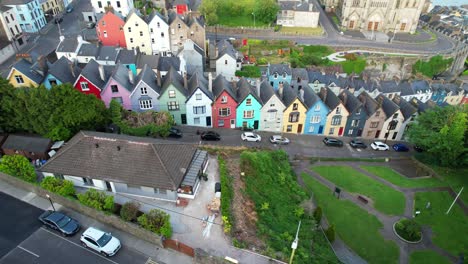 Coloridas-Casas-De-Vista-Oeste-En-Cobh,-Irlanda