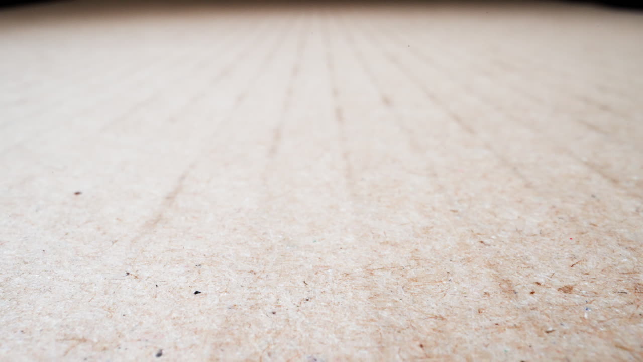 밝은 빛에 베이지 카드보드 시트의 갈색 표면