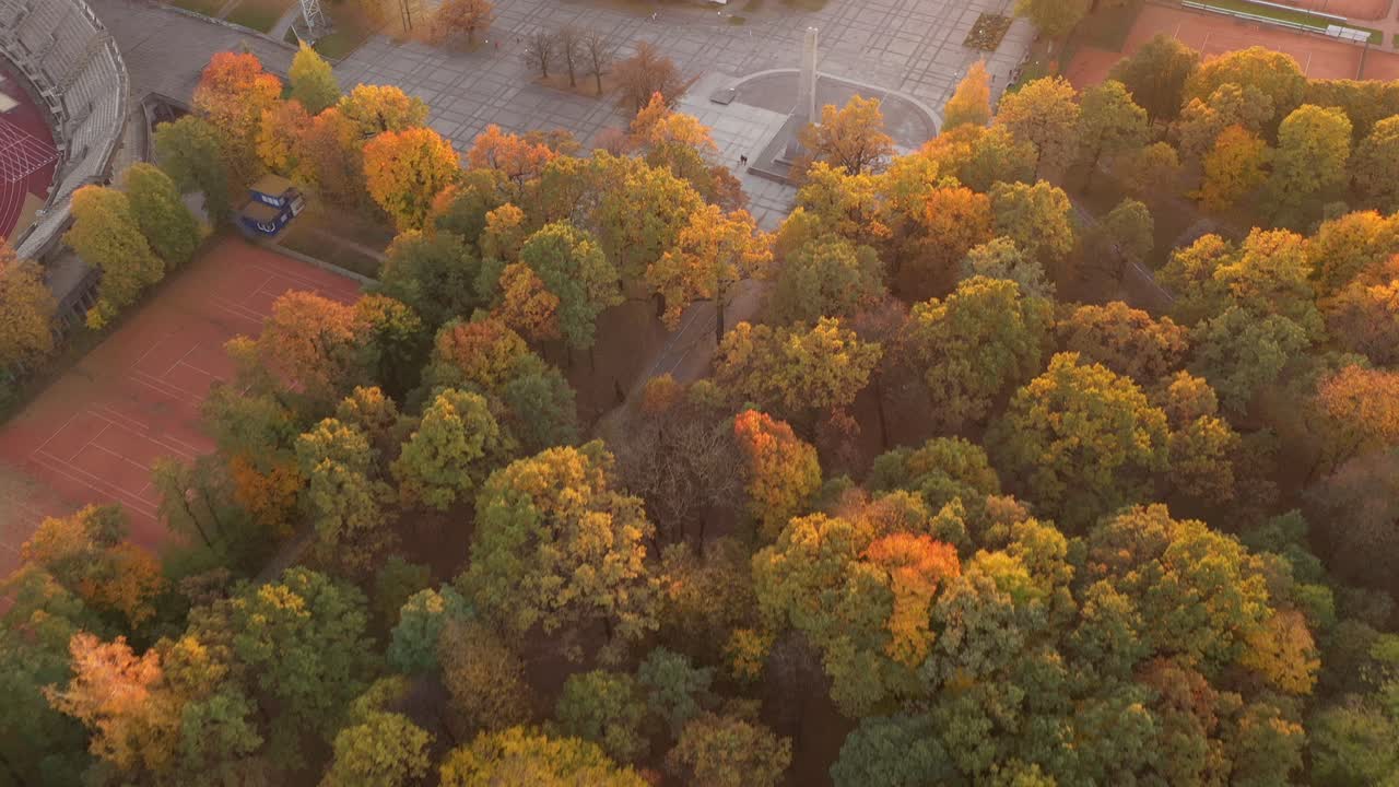 가을 일몰 동안 카우나스 시의 드론 조감도