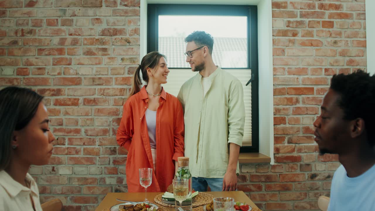 임신 발표에 대한 축하 저녁 식사