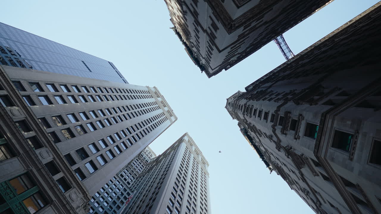 mirando hacia arriba a los rascacielos