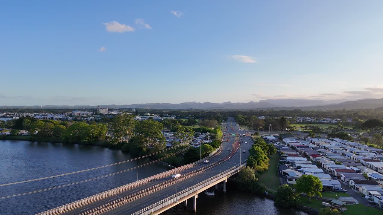 자동차가 다리를 건너 아름다운 강을 바라보고 있습니다.