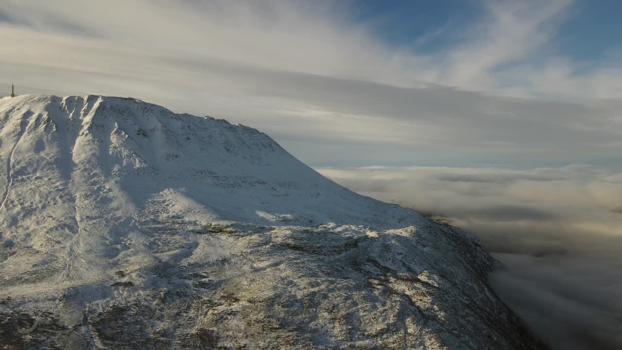 monte gaustatoppen y valle cubierto de nubes al amanecer