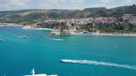 Tropea-En-Calabria,-Italia---Yate,-Barcos,-Playas-Y-Deportes-Acuáticos-En-El-Mar-Tirreno---Antena-4k