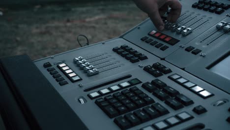 máquina eléctrica en la mesa para trabajar de diseñador de sonido o dj de club en una fiesta en un club nocturno. ocupación para el estilo de vida moderno, objetos para escuchar en el fondo. reproductor musical para sintonizar el escenario de cerca