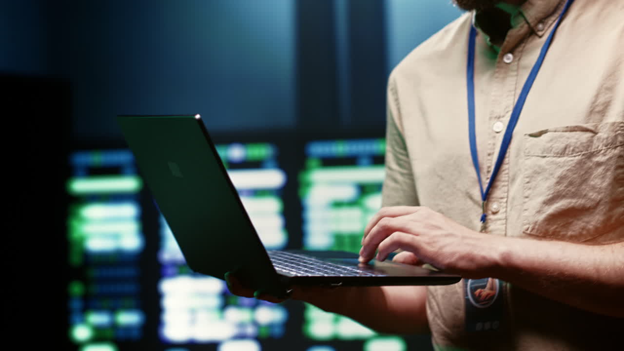 experto verifica la seguridad del centro de datos