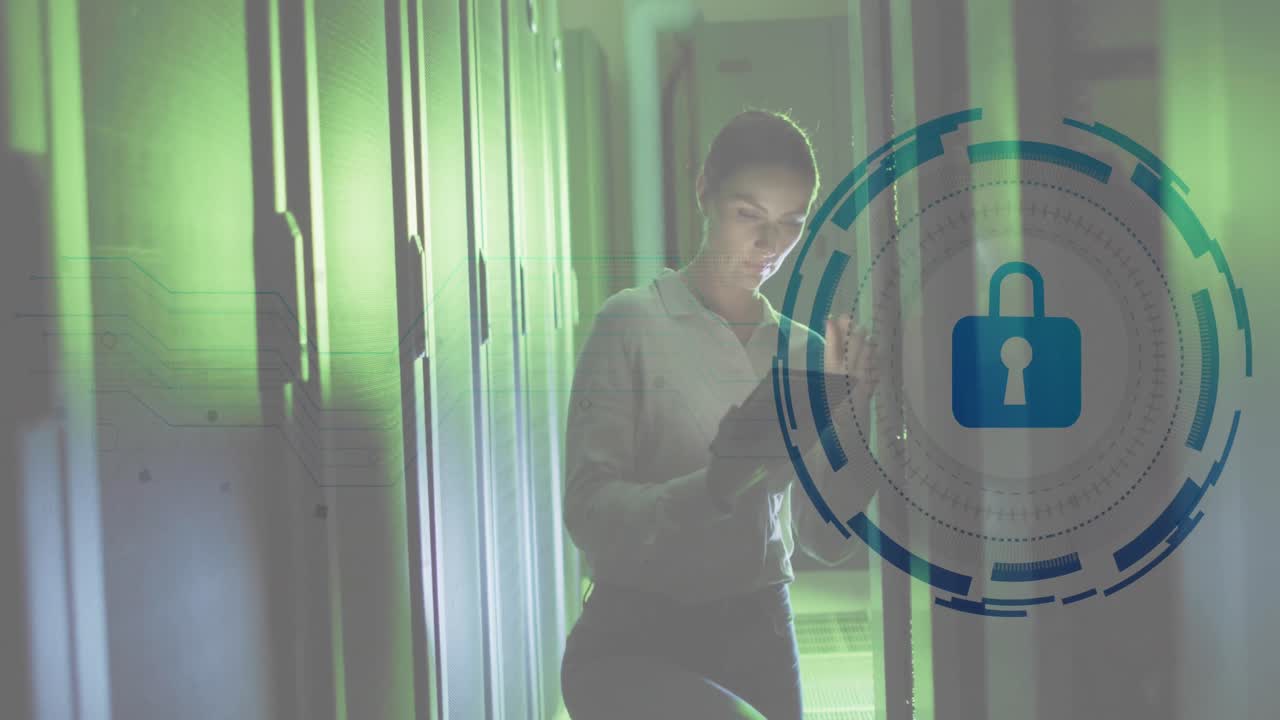 animación del procesamiento de datos sobre una trabajadora caucásica en la sala de servidores