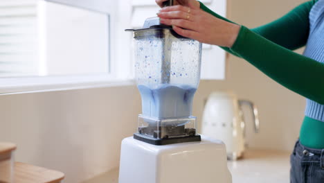 manos, batido o licuador en la cocina para una salud