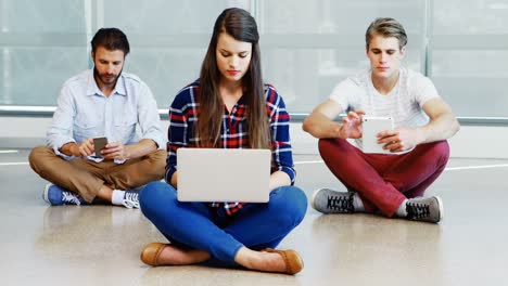 equipo de ejecutivos que utilizan teléfonos móviles, portátiles y tabletas digitales