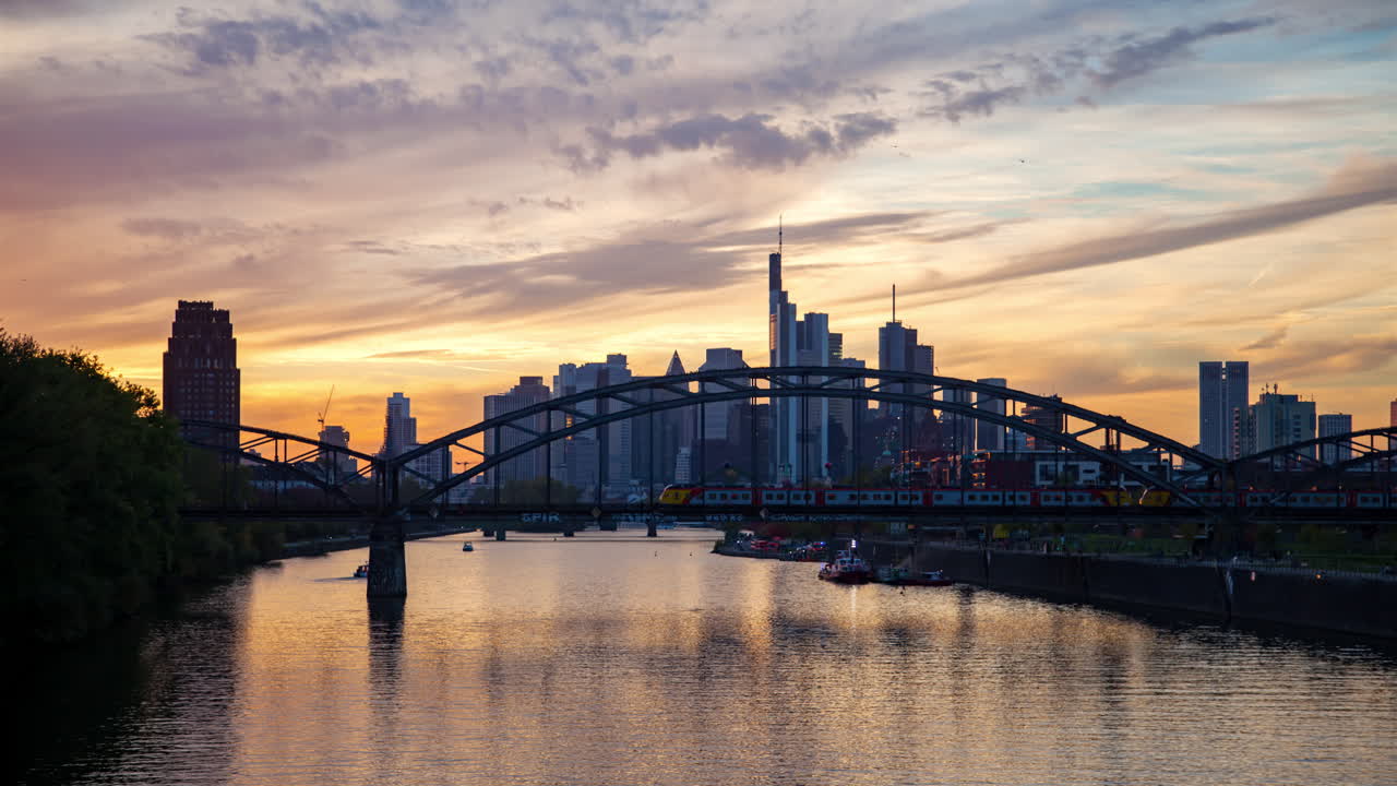 강변에서 프랑크푸르트 해가 지는 스카이라인
